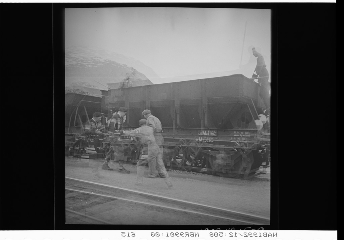 Arbeidslag i manuelt arbeide på malmvognsett, LKAB. Narvik.