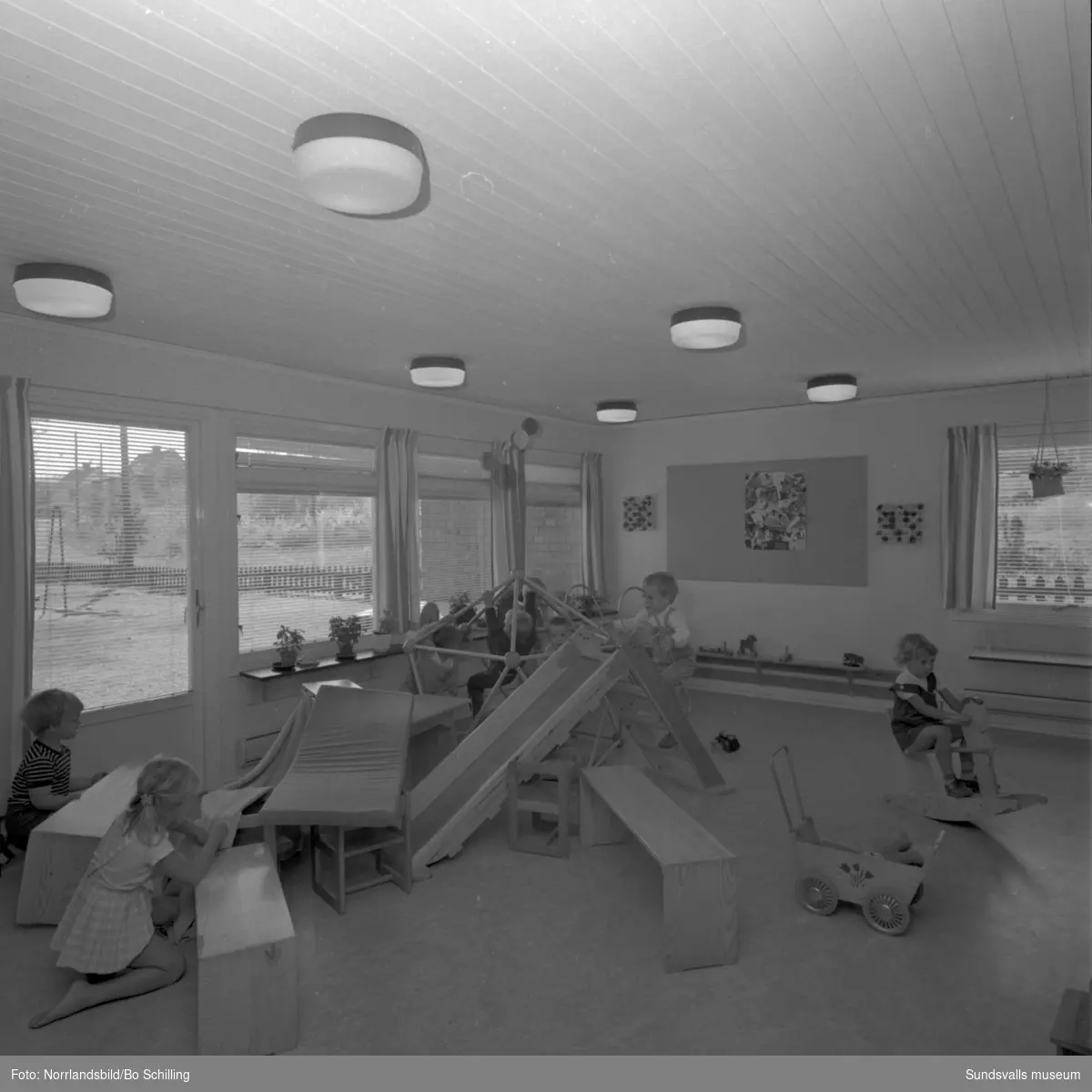Exteriör- och interiörbilder från barnstugan på Skönsmon. Fotograferat för centrala byggnadskommittén.