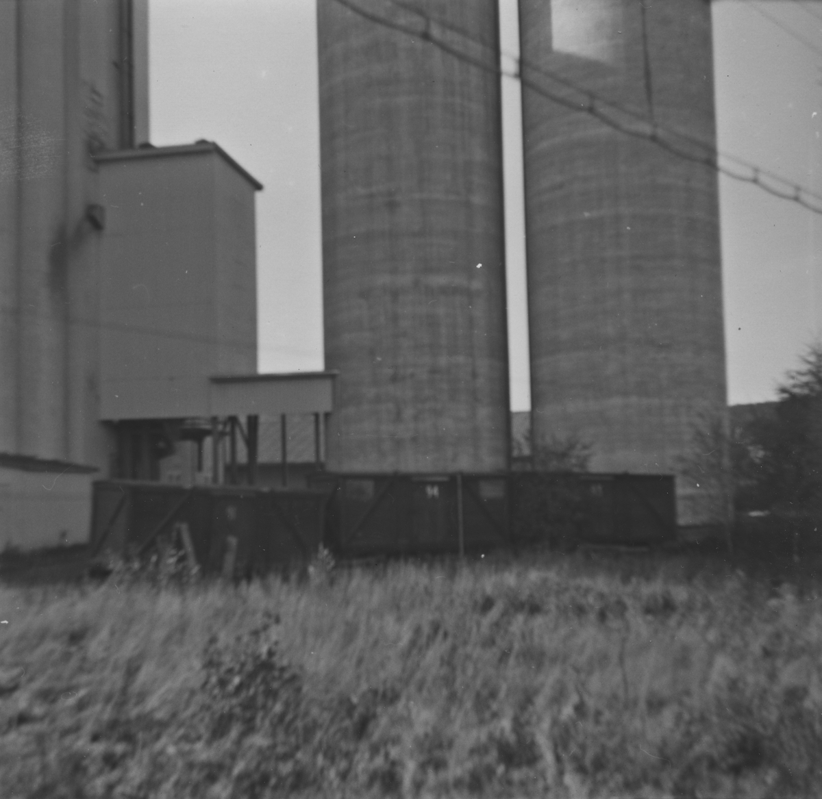 Løftekasser fra UHB ved Bjørkelangen kornsilo syv år etter nedleggelsen. To av løftekassene ble senere overtatt av museumsbanen.