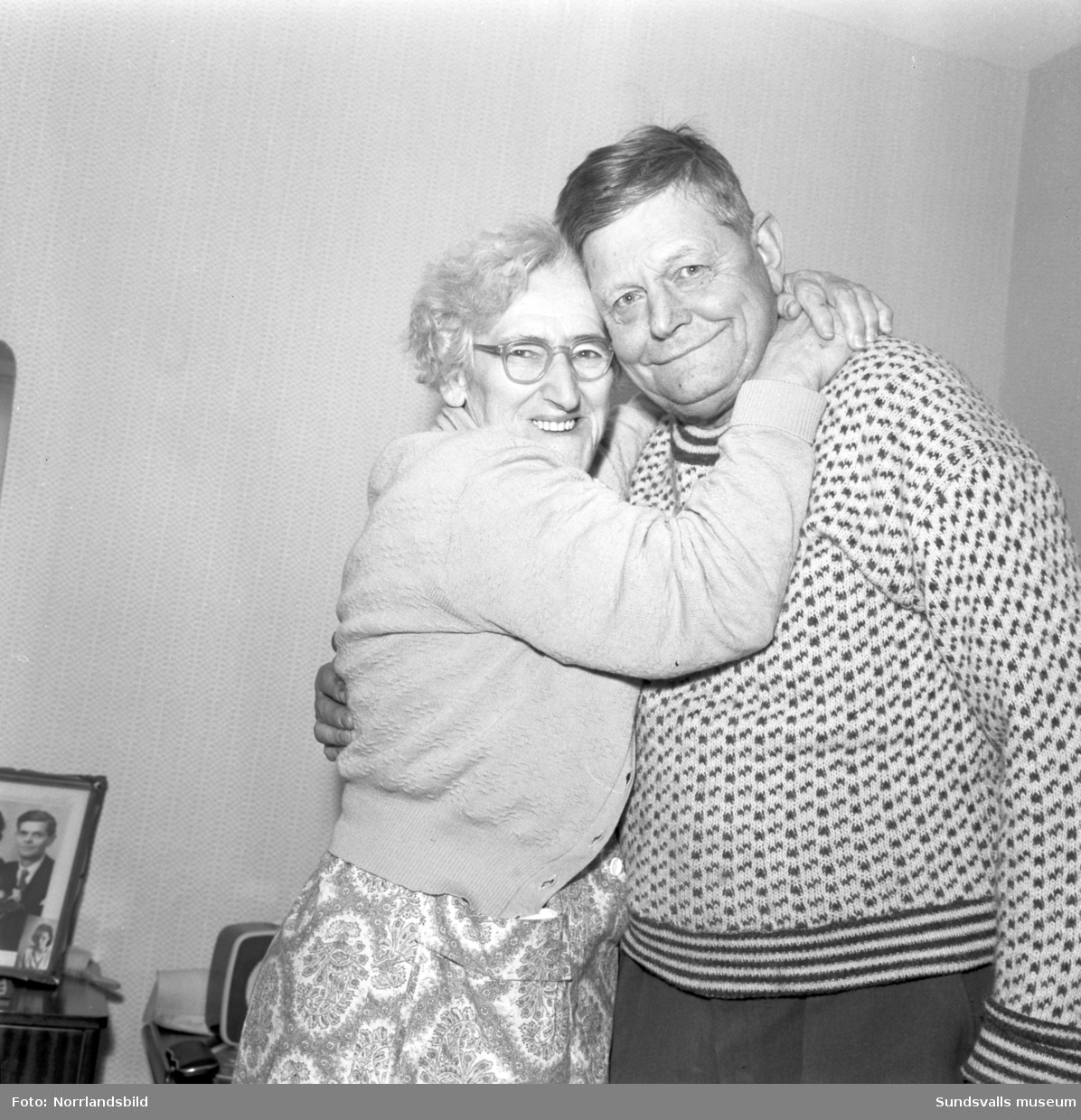 Nyförlovade paret Helga Thärnlund och Olle Sjöberg på pensionärshemmet Holmgården.