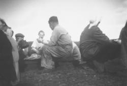 Kaffepause på torvenga? i Kokelv. Flere mennesker er samlet.