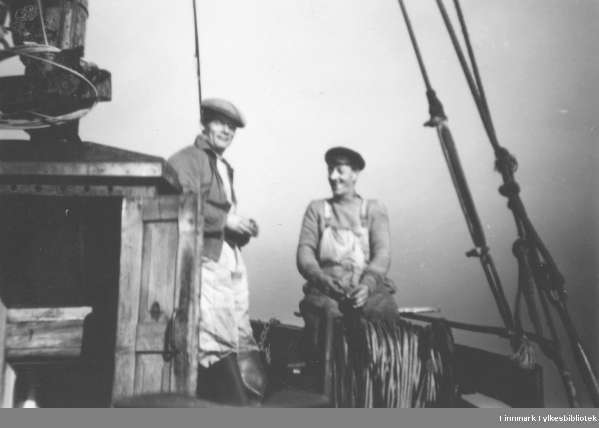 Båten 'Bankenes' Ivar Henriksen er bas, og Nikolai er skipper. De er oppe på dekk