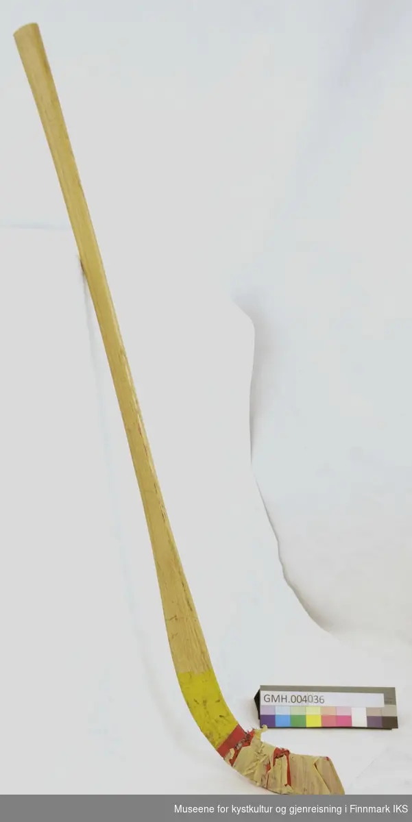 Bandykølla av blandet tremateriale er lang og bueformet nederst, der den er bredere enn i skaftet. Køllas symmetriske form og mål tilsvarer bandysportens regelverk med en maksimumslengde ved yttersidens bøyning på 125 cm og en maksimumsbredde ved nederste delen av skaftet på 7 cm. Rundt denne nederste delen er det surret minst tre forskjellige typer tape, gul og rød plasttape samt lysgul papirtape. Dette ble gjort både for å forsterke kølla, men også for å få bedre kontroll ved ballspill.