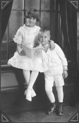 Et portrett av to unge barn, muligens søsken. Bildet er tatt