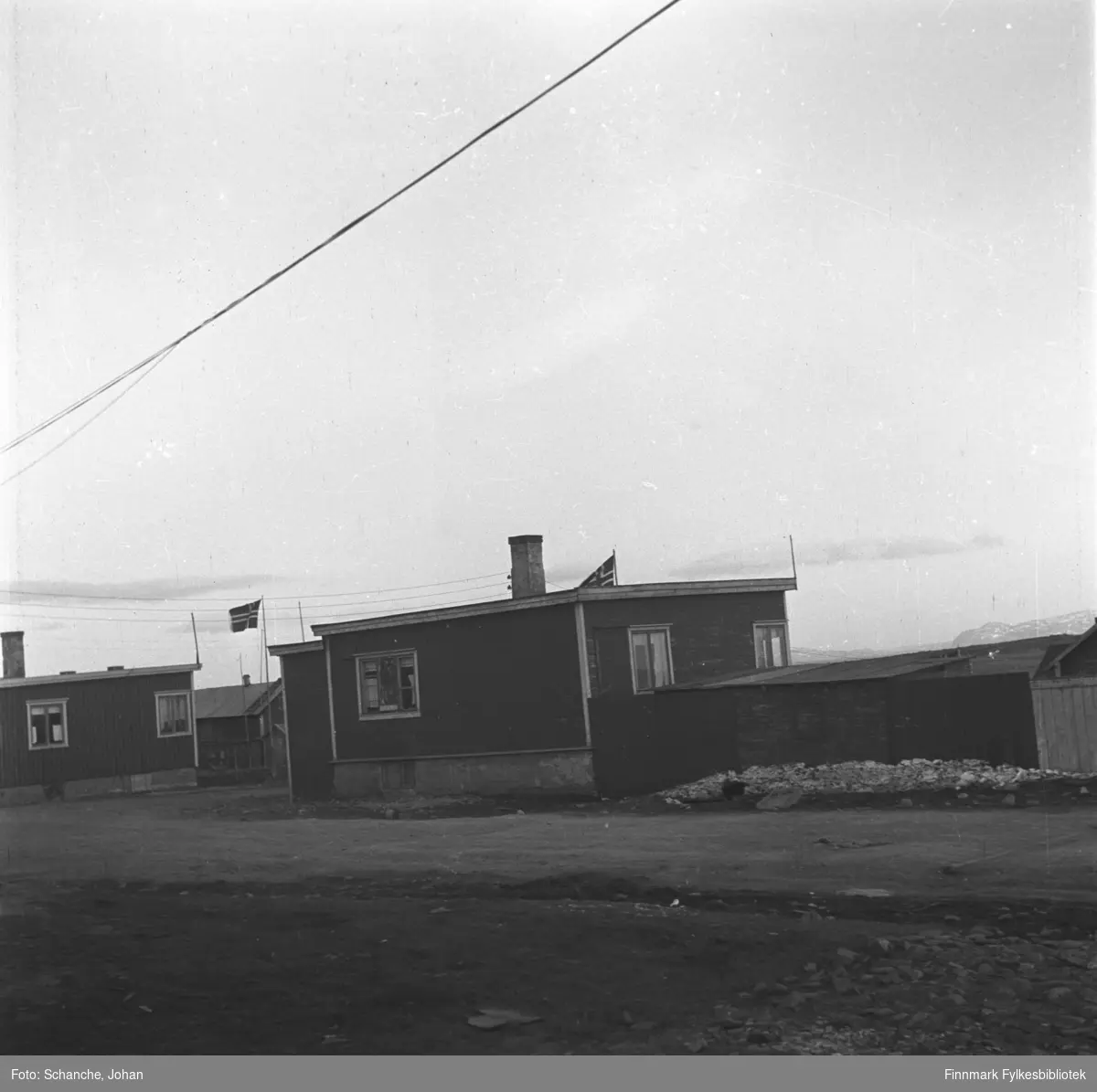 Husene til Torvald Berg og Gandola i Damsveien fotografert på våren -46. Flagg er heist opp ved begge husene.
