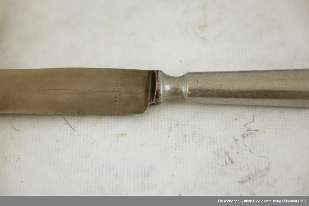 Kniven  består av knivblad og skaft. Knivbladet er bredt og avrundet. Skaftet er ovalt i grunnform og blir bredere mot enden. Ved knivbladet finnes et smatl parti til bedre grep på kniven.