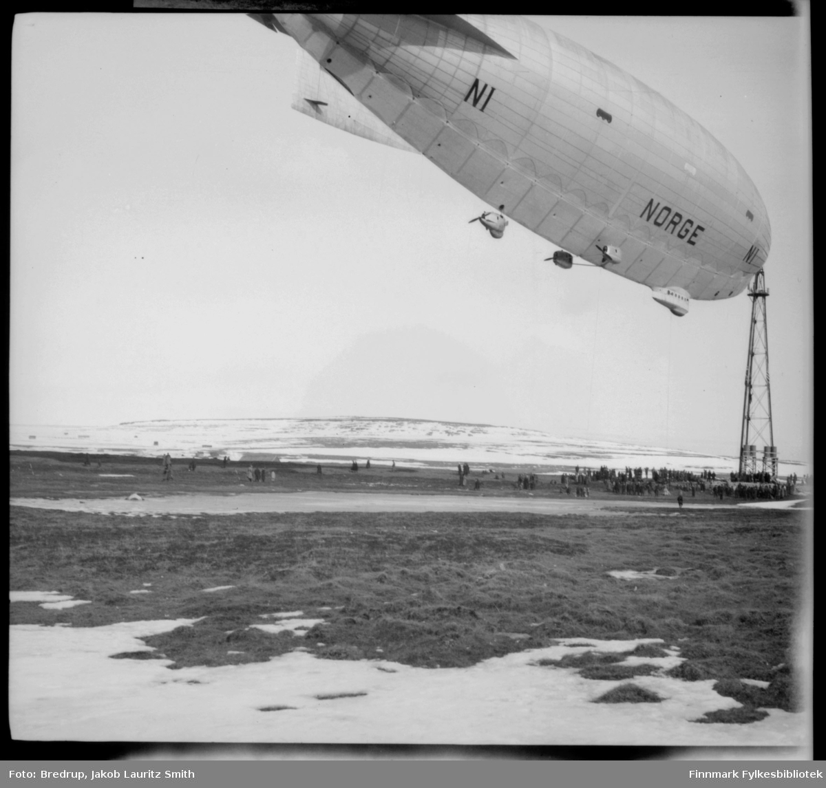 Luftskipet Norge forankret ved luftskipsmasta på Vadsøya, mai 1926.