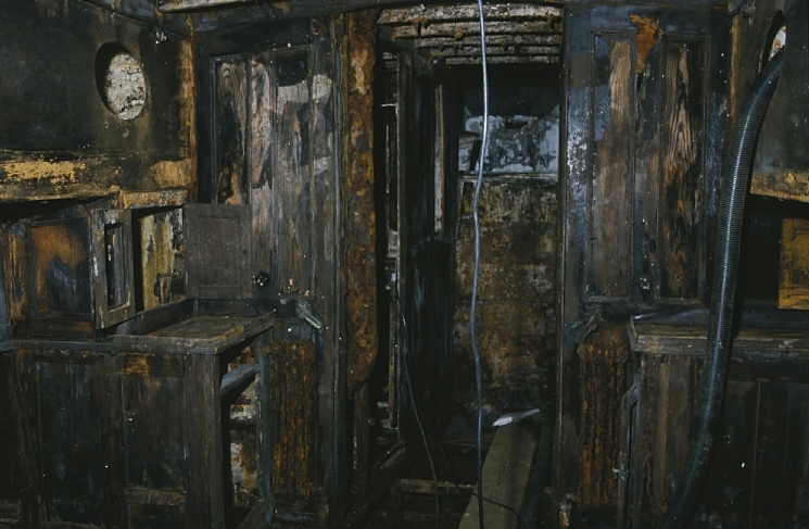 Fartyg: FREJA                         Bredd över allt 4,02 meterLängd över allt 20,15 meterRederi: Ångbåtsföreningen FrejaByggår: 1869Varv: Motala VerkstadÖvrigt: Fototillfälle: 2005-06-04. Byggdes som Kalmarsund No3. Blev 1887 Freja och trafikerade Frykensjöarna tills den förliste 1896. Bärgades 1994 och byggdes upp vari 99% av all plåt byttes ut. Eldhärjades men återuppbyggdes. Pga namnrestríktioner fick fartyget namnet Freja af Fryken, vilket namn enligt lag står målat i aktern. SMM har gjort en större dokumentation av fotografen Jean-Åke Almquist 1996.(Kallas formellt för Freja af Fryken men vi väljer att namnge den som Freja.)