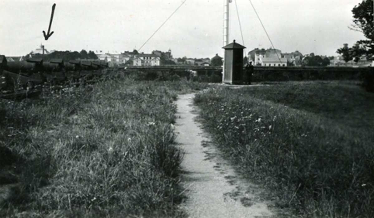 Vallen mot söder. Kungshall. gammalt fäste utanför [överstruket och ändrat till "på"] Stumholmen vid Karlskrona. Gåva av okänd 4/6 1940.
