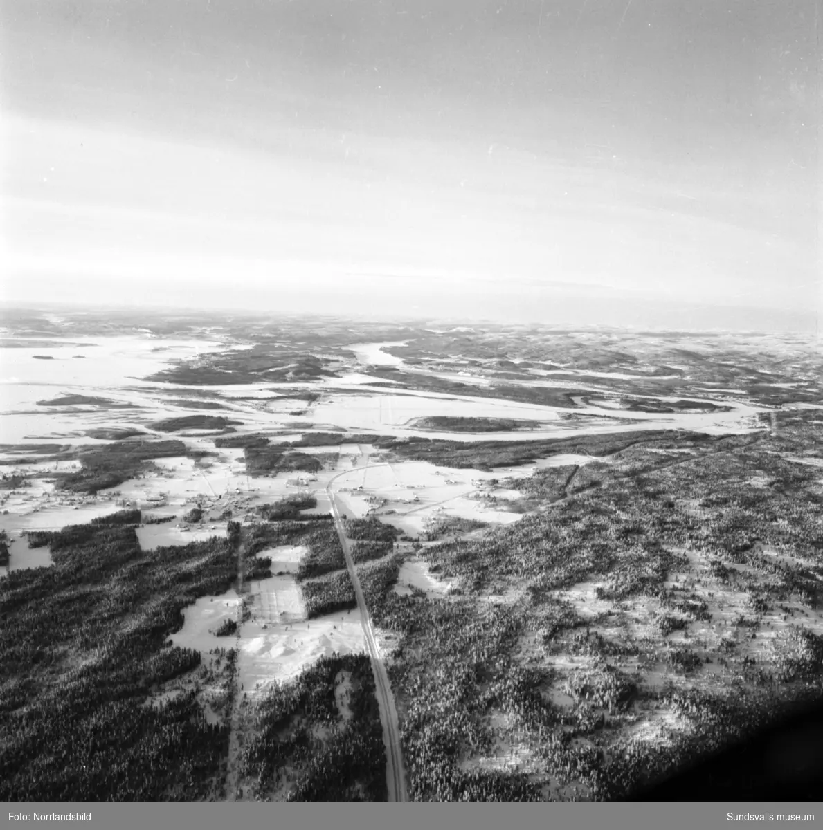 Flygfoton över issituationen till havs mellan Sundsvall och Örnsköldsvik. Även snö- och isläget utefter älvarna exempelvis Järkvissle, Liden och Bergeforsen.