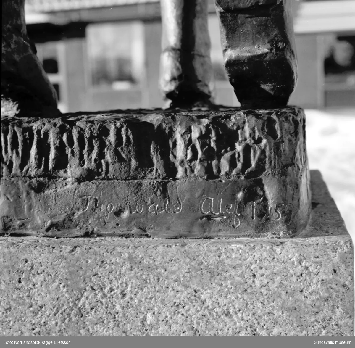 Hus, gator och människor i Timrå. Området Tallbacken med bronsskulpturen Smålandsflickorna av Thorwald Alef, Mariedalsskolan, en korvkiosk vid Köpmangatan och simhallen.