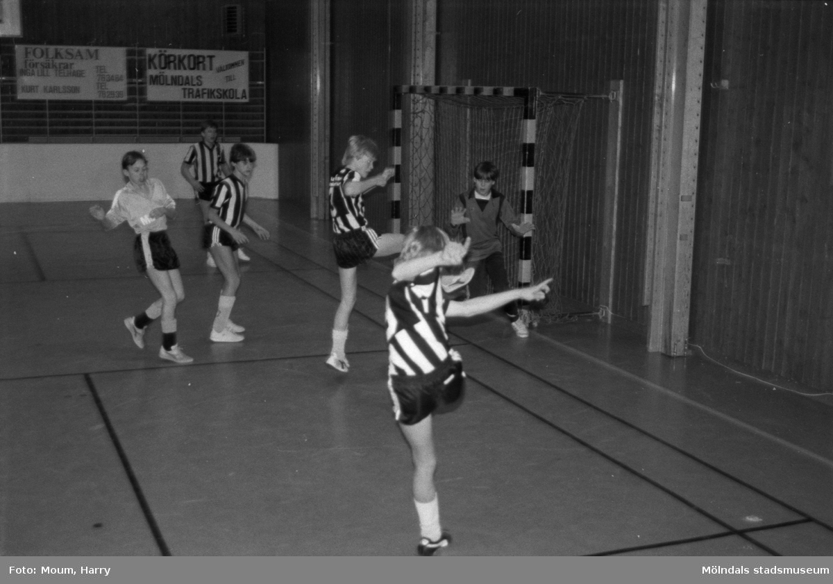 Lindome GIF anordnar inomhusturneringen "Snickarcupen" i fotboll, år 1985. Almåshallen i Lindome.

För mer information om bilden se under tilläggsinformation.