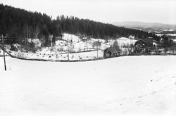 Grend i Hvalstad, Asker, Akershus. 
Kirkeveien sett nordøst