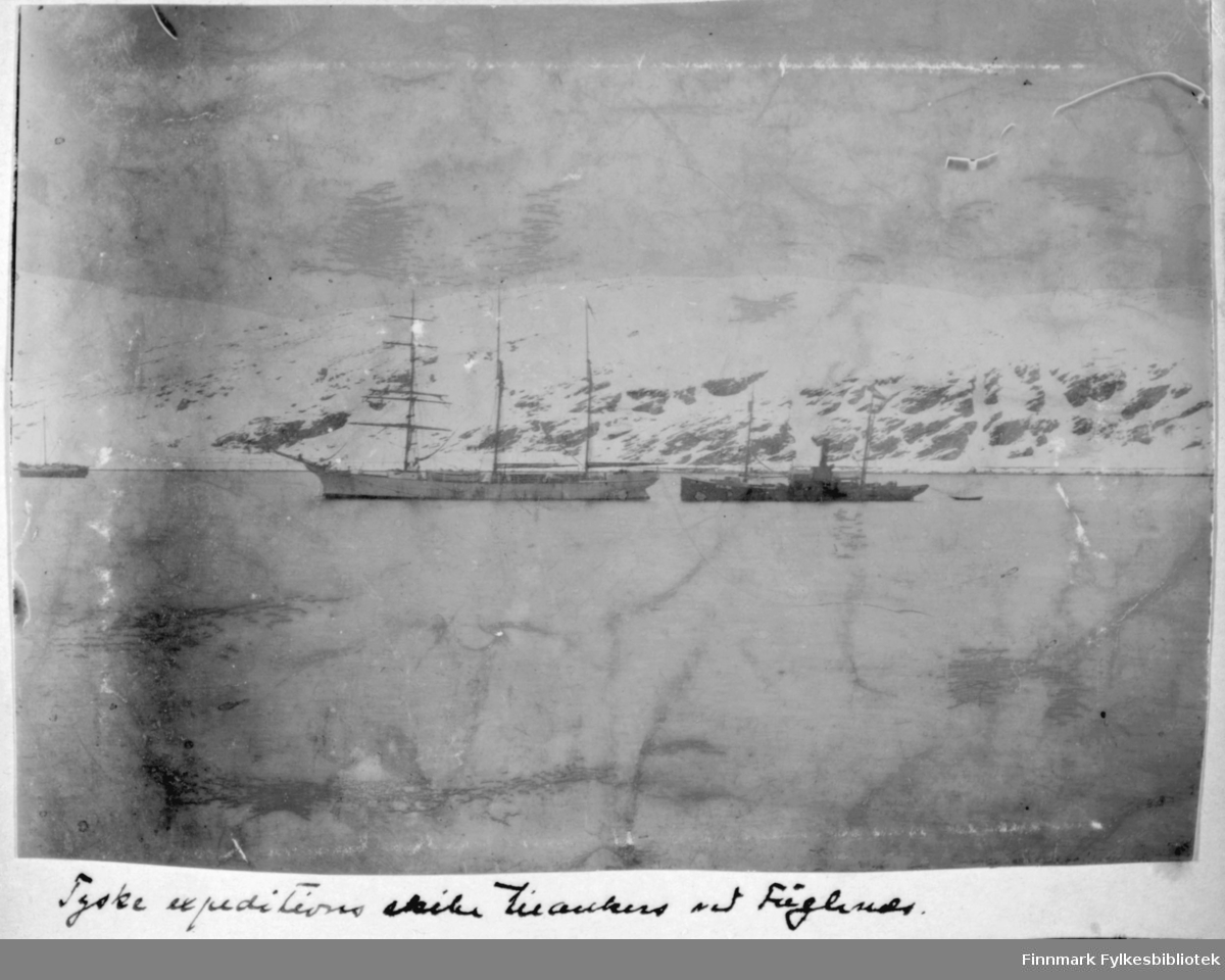 Hammerfest. Tekst under bildet: 'Tyske expeditions skibe tilankers ved Fuglenæs' - ca 1900?