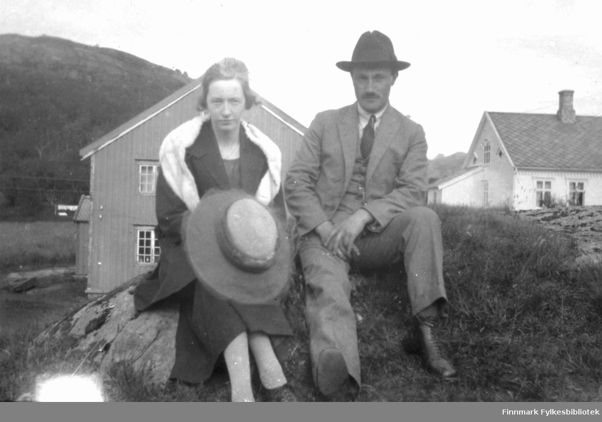 Maren Johanne Andersen og Erling Bjørgan fotografert utendørs. De giftet seg senere. Landskapet ligner Langnes i Tana. I bakgrunnen ser vi to bygninger. Bildet er antakelig tatt før 1920