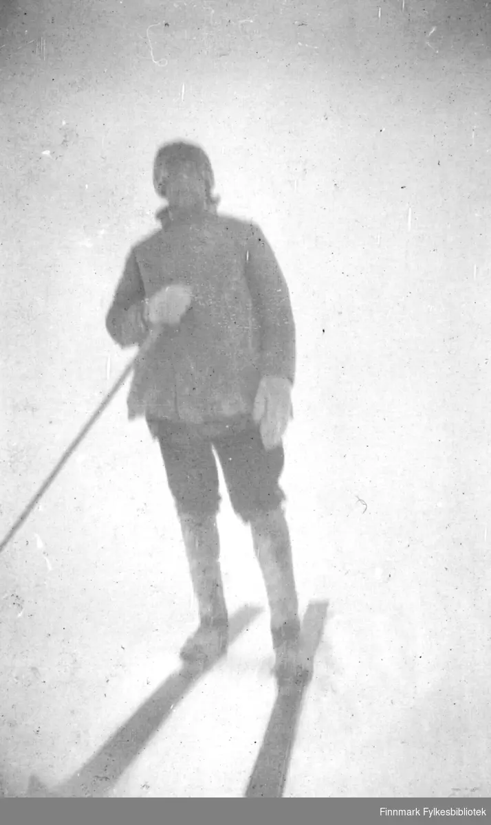 En mann med ski og skistav fotografert på RÃ¡sttigÃ¡isÃ¡.