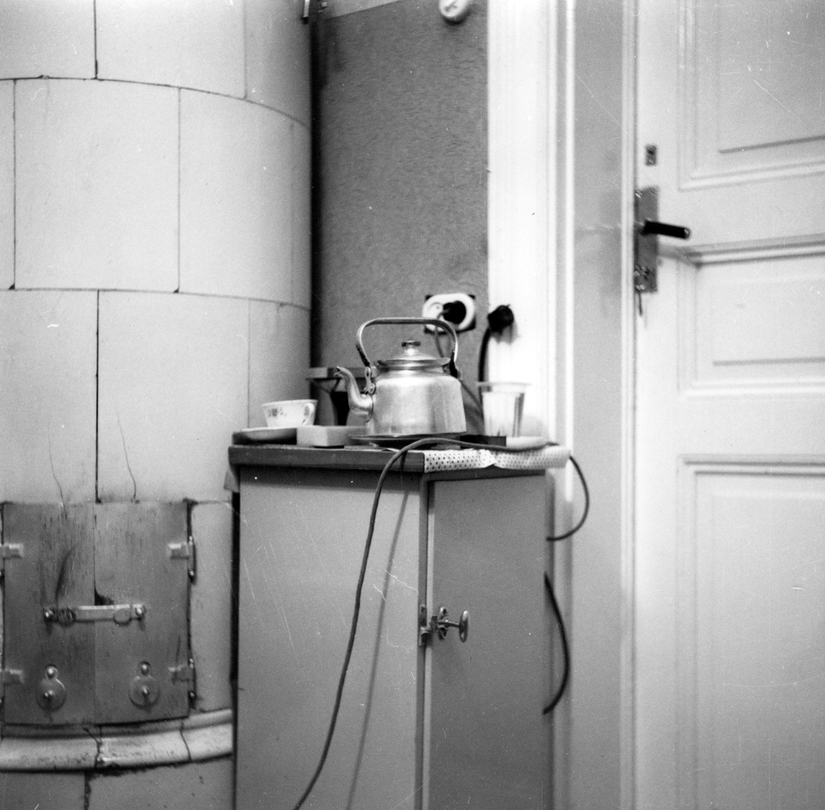 Interiör från fotograf Gustav Anderssons hem på Pilgatan 4 i Jönköping. Det var ett rum på vindsvåningen och saknade rinnande vatten och kök.
