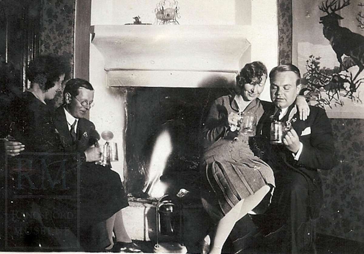 Astrid Sterud og Marcus Sterud med gjester, Marka Pensjonat 1924.