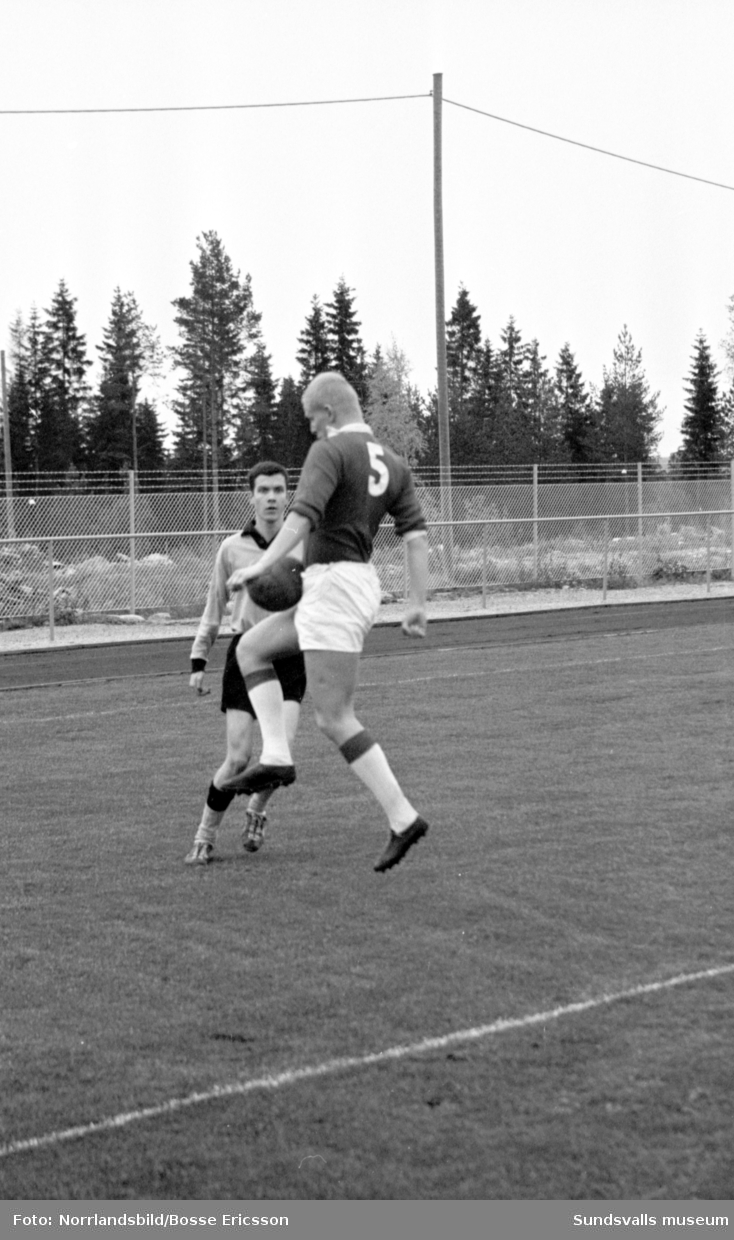 Läroverksturnering i fotboll mellan Sundsvalls och Spånga läroverk. Bild för Dagens Nyheter.