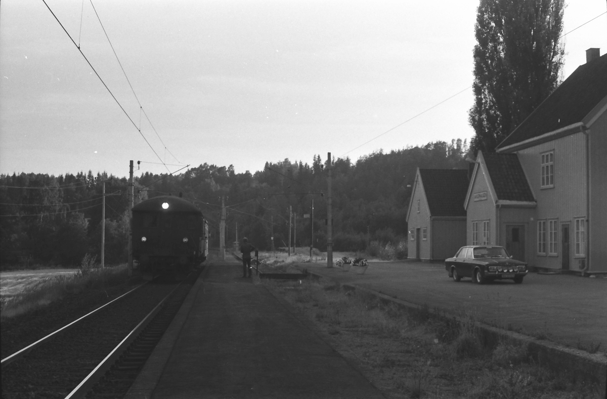 Persontog Bø - Nordagutu ankommer Akkerhaugen.