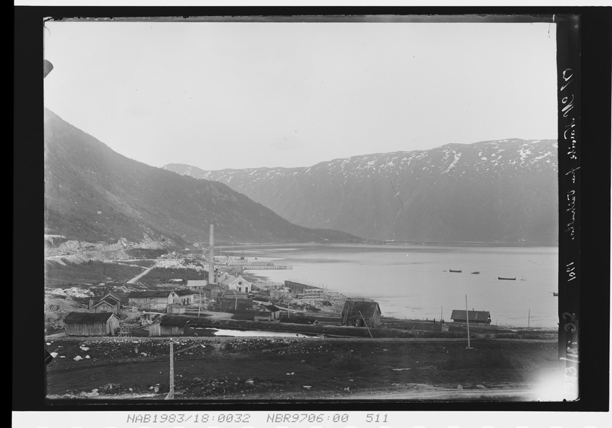 Gamle Narvik tatt fra Hotel Valhalla. LKAB området og havna mot Fagernes.