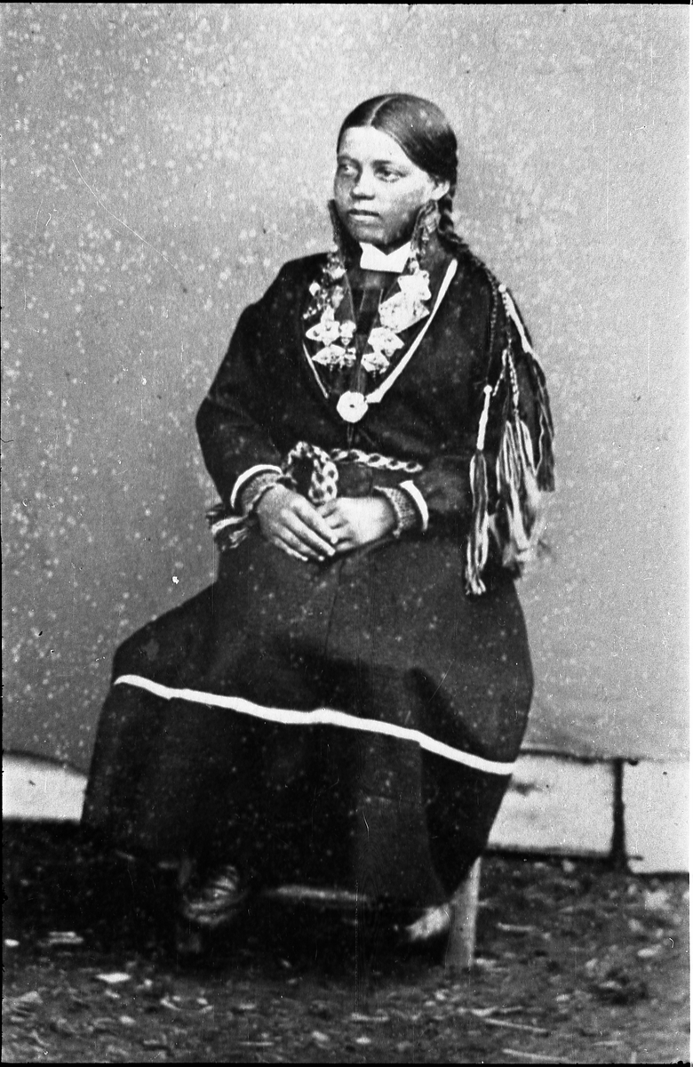 Portrett av kvinne i sørsamisk koft med sølvkrage og hårpynt