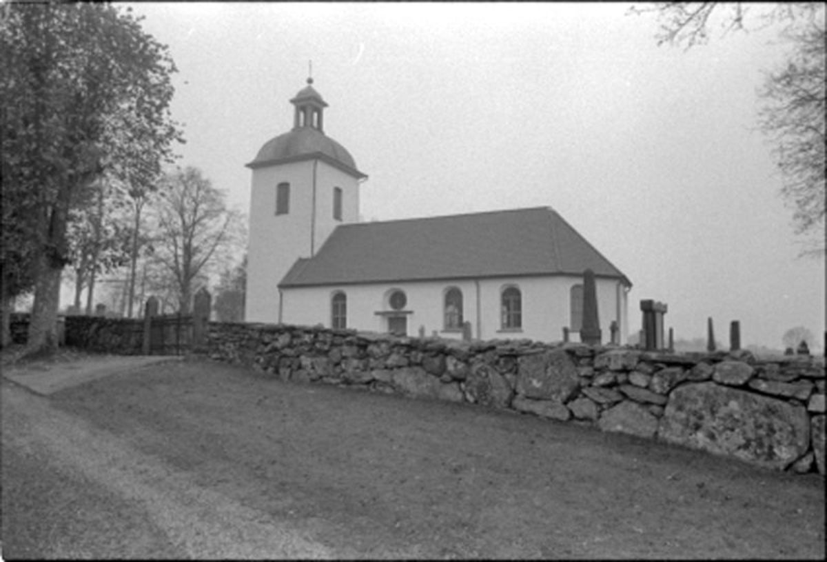 Miljö vid Öxabäck kyrka.