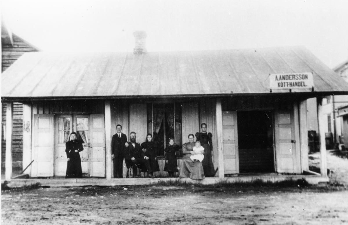 A. Anderssons k&ouml;tthandel. Aff&auml;ren bel&auml;gen vid v&auml;stra sidan av torget.  Mellerud