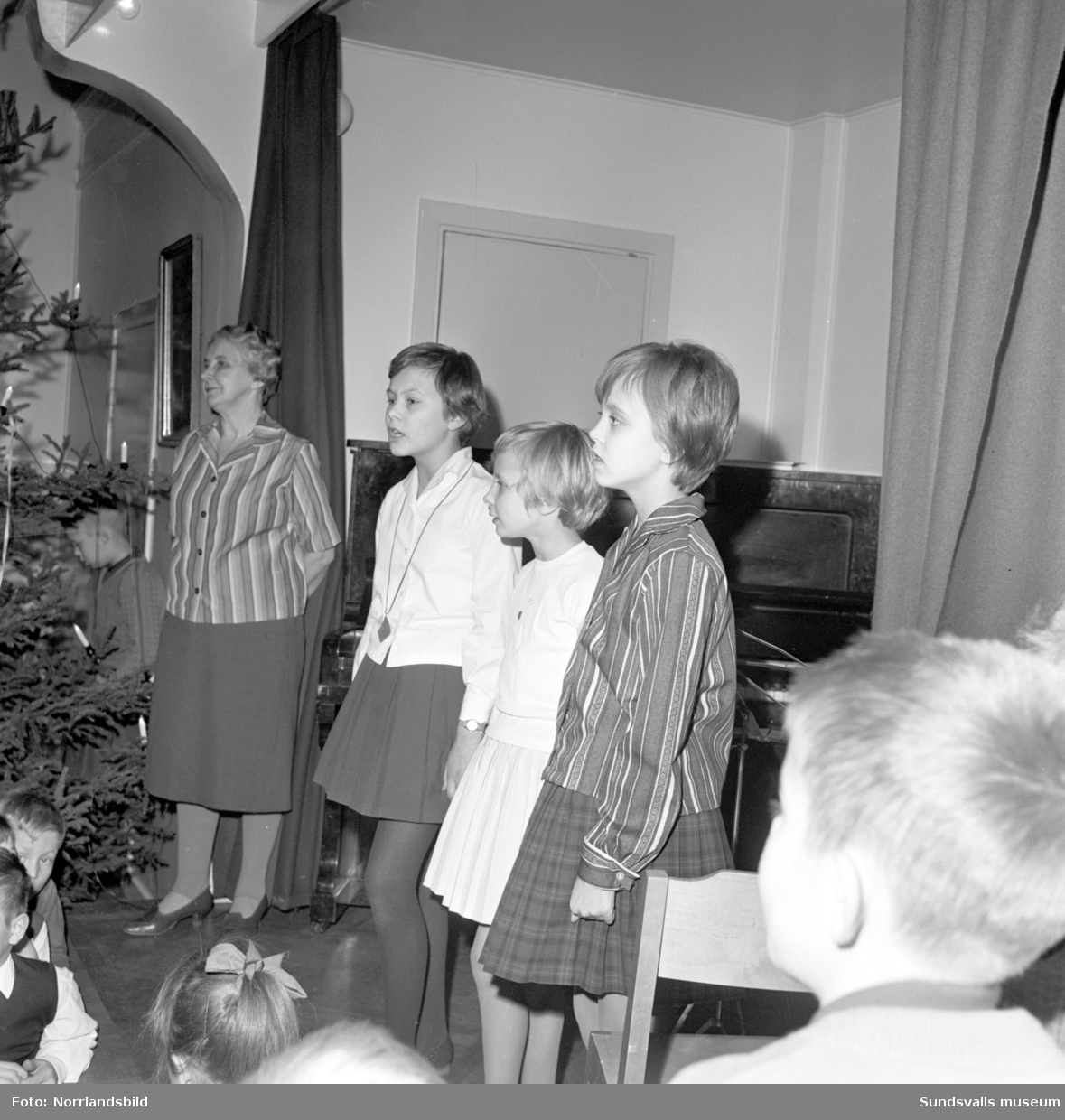 Barnfest i Harmonilokalen, julgransplundring.