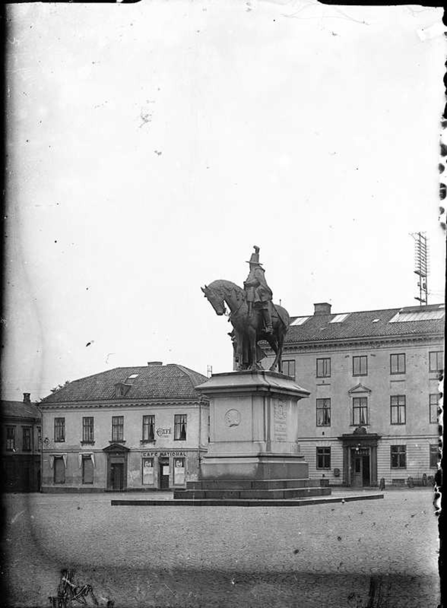 Ryttarstaty Karl X Gustav.

På Kungstorget i Uddevalla avtäcktes 31 augusti 1915 en (av Johan Teodor Lundberg modellerad och av grosshandlare A. F. Cavalli-Holmgren bekostad) staty av Karl X Gustav och Erik Dahlbergh.