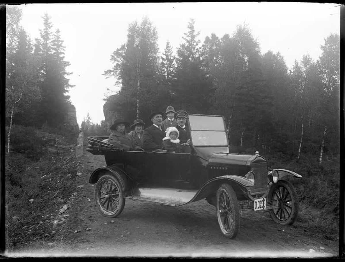 Alfred Jakobsson med vänner i sin nya bil.
Fjällvägen vid Räveberget.