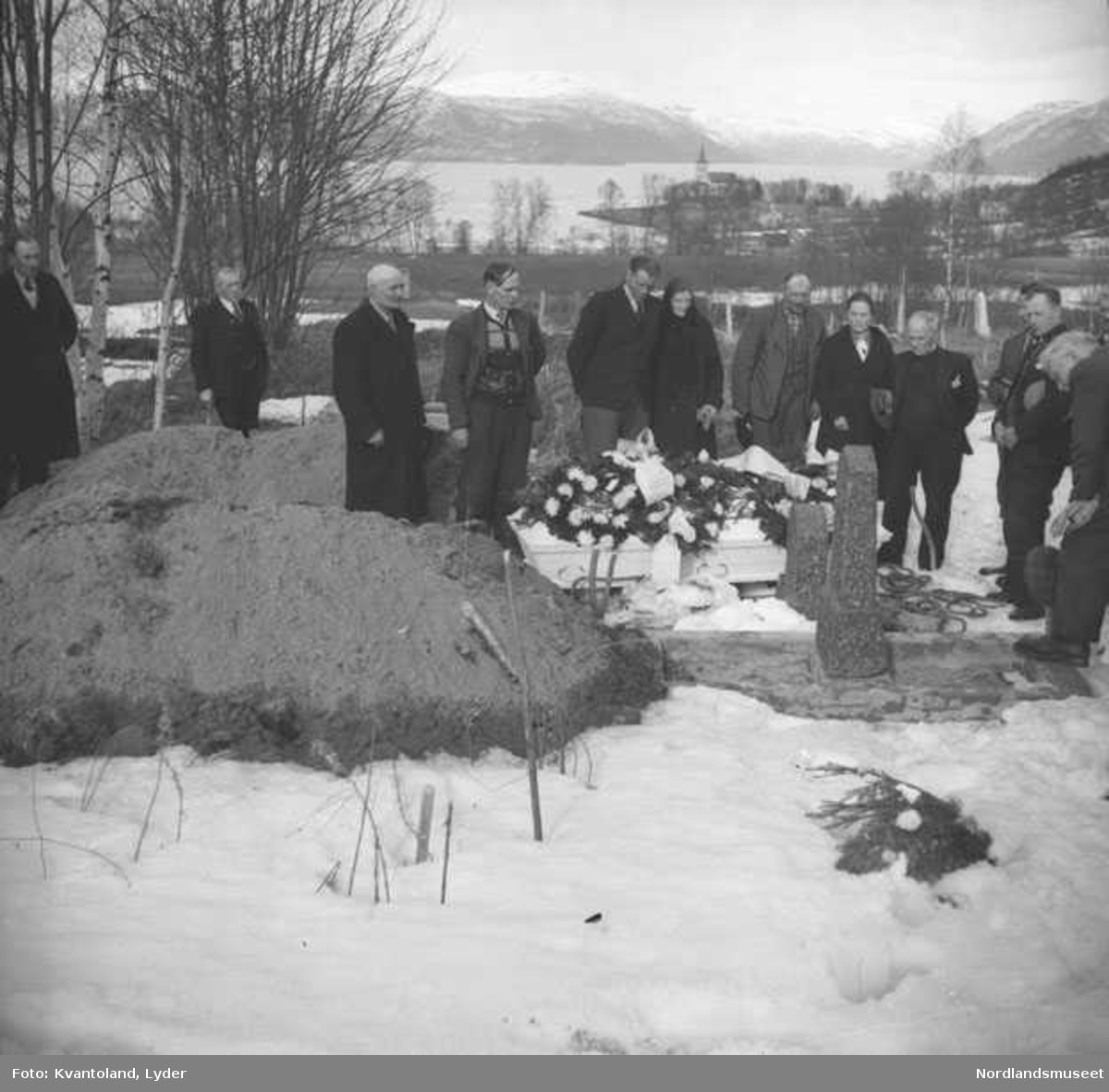 Kvantolands protokoll: Begravelsen til Peder Kristensen, Hestvik.
Ekstern kommentar: Nr. 7 fra venstre er Elling Johannesen