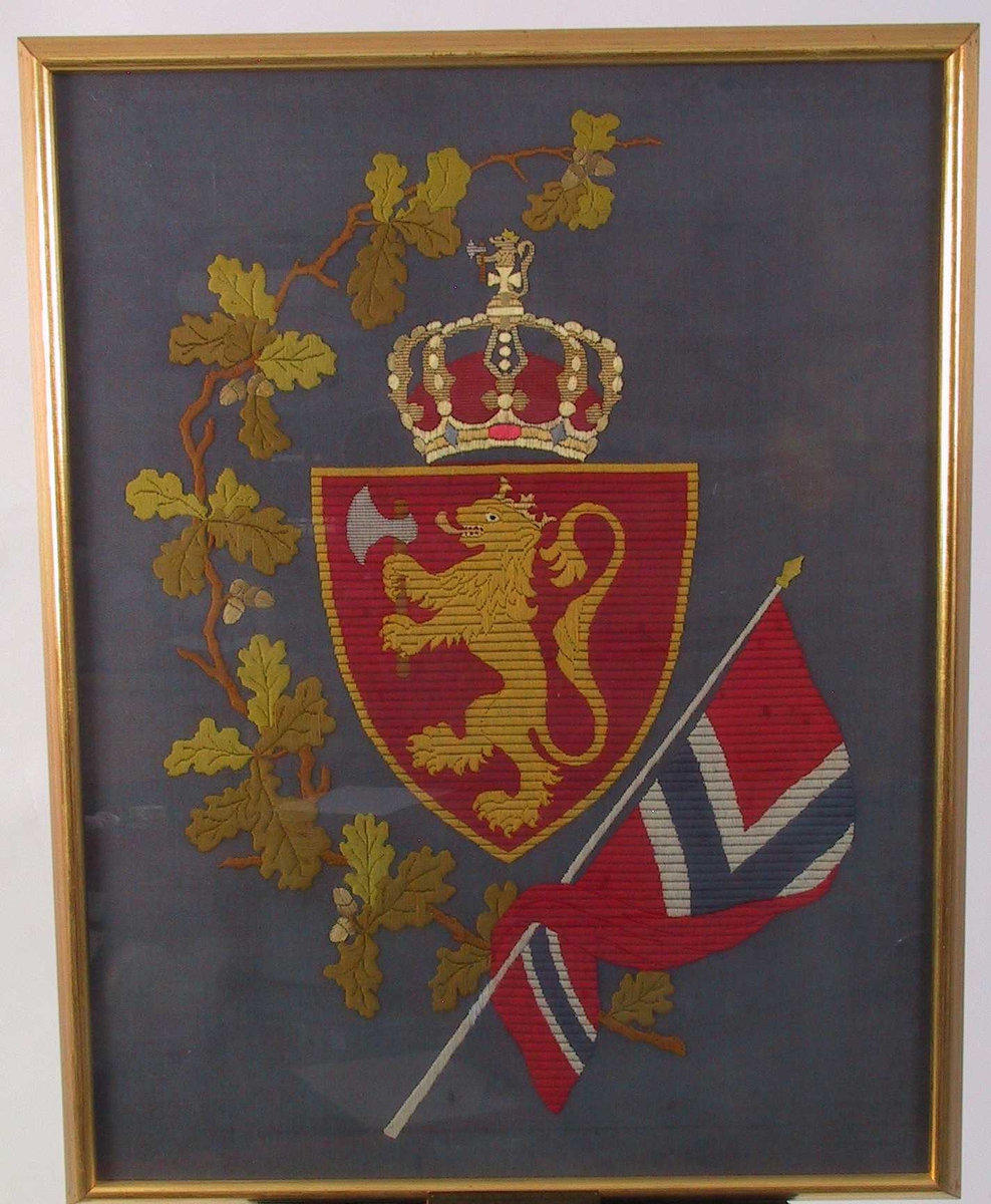 Riksvåpen, kongekrone, norsk flagg, eikegren m. løv.