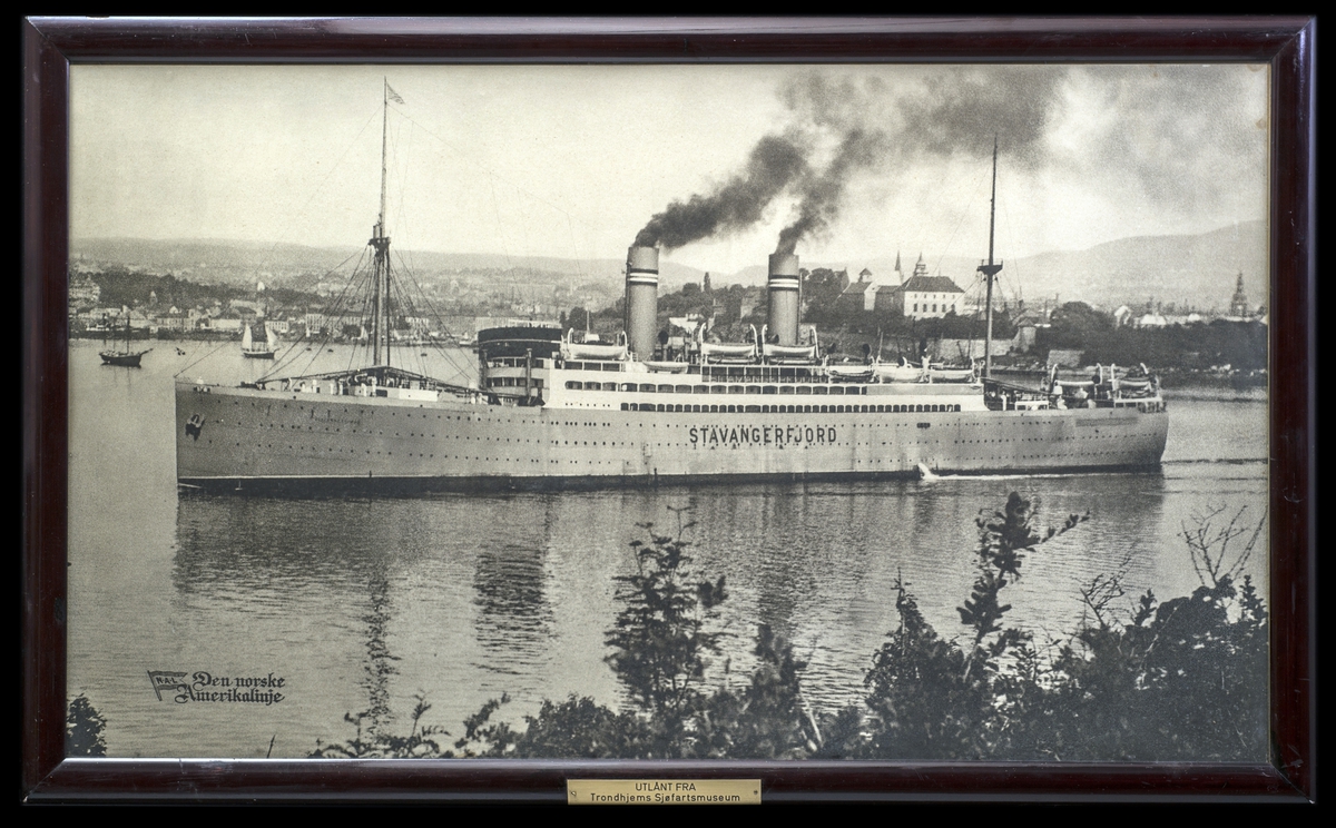 Sort- hvitt foto av N.A.L. skipet Stavangerfjord på fjorden.
