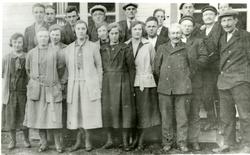 Søndre Gravik Sangkor. Foran fra venstre: Eline Røed, Martha