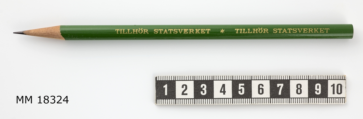 Penna med anilinstift av trä, rund form, lackad i grönt. Längs pennan instansad text i guld: " TILLHÖR STATSVERKET "  tryckt två gånger samt " 938* A.B.STIFTET * KOPIEHÅRD CEDER ". Vässad till spets i pennformerare.