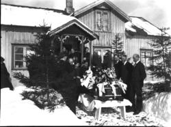 Begravelse, utsynging fra heimen.