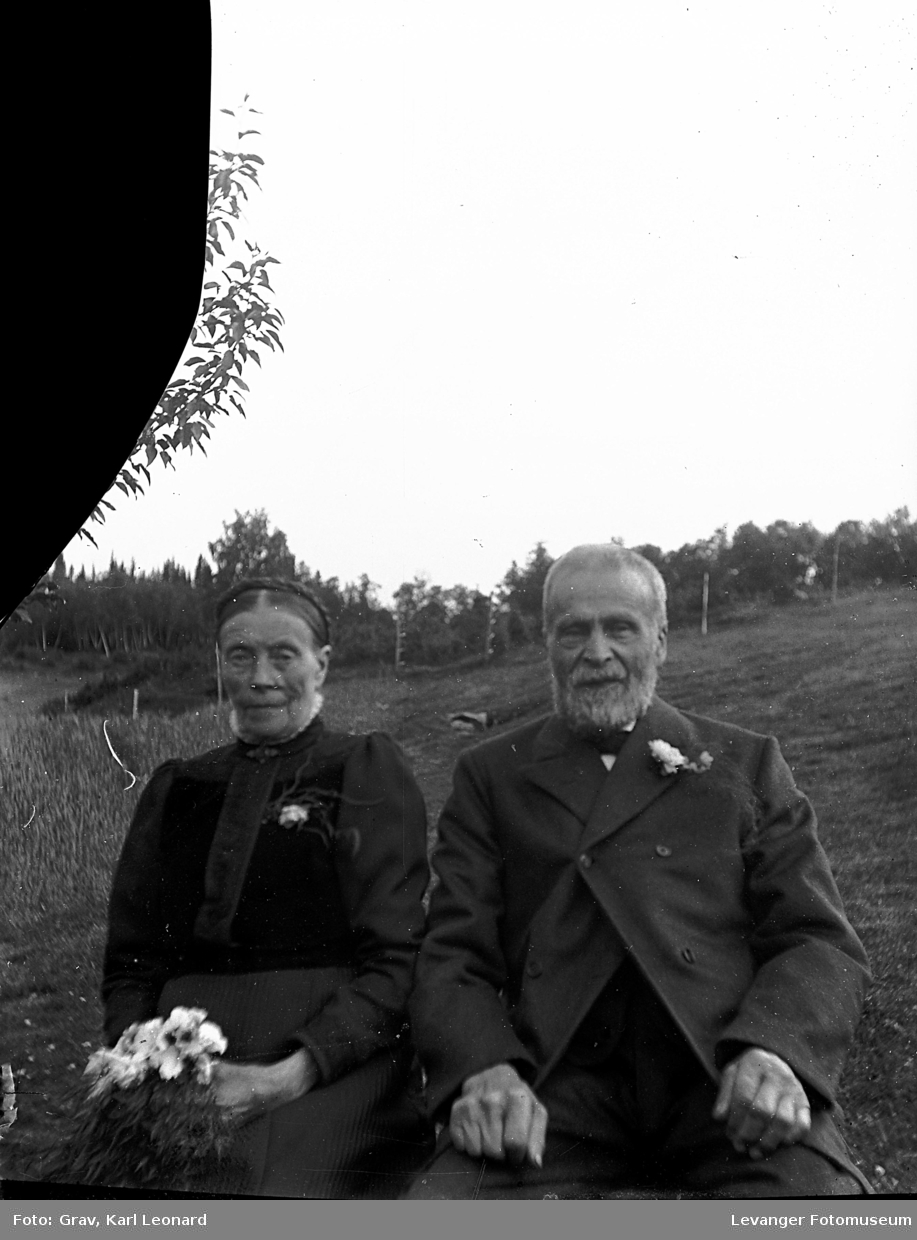 Portrett av eldre eldre par. Trolig i forbindelse med gullbrylluppet.