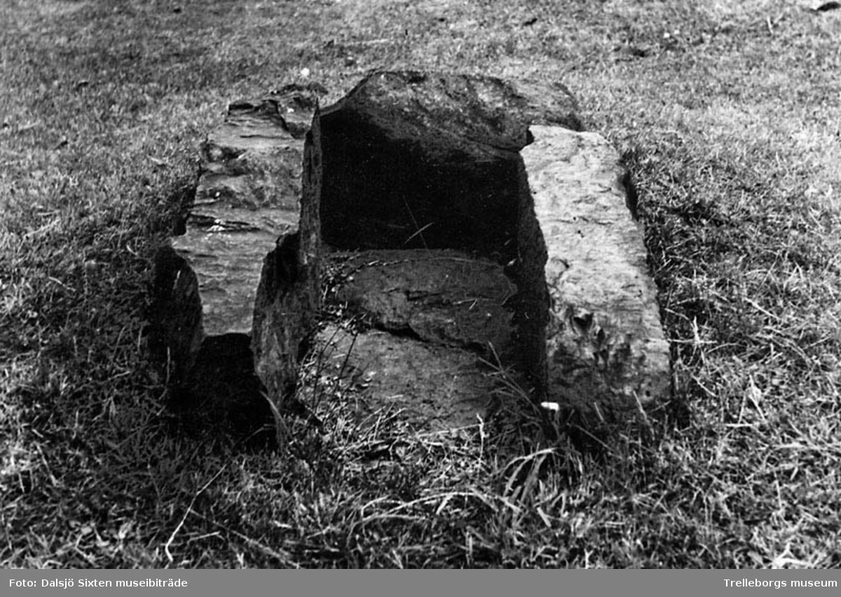 Gravkista hittad den 23/3 1935 på platsen för högen. Kistan står placerad sydväst om Skyttsgårdens huvudbyggnad, i gräsmatta. Foto mot nord. Accessionsboken: Själva gravkistan har inventeringsnummer 6138.