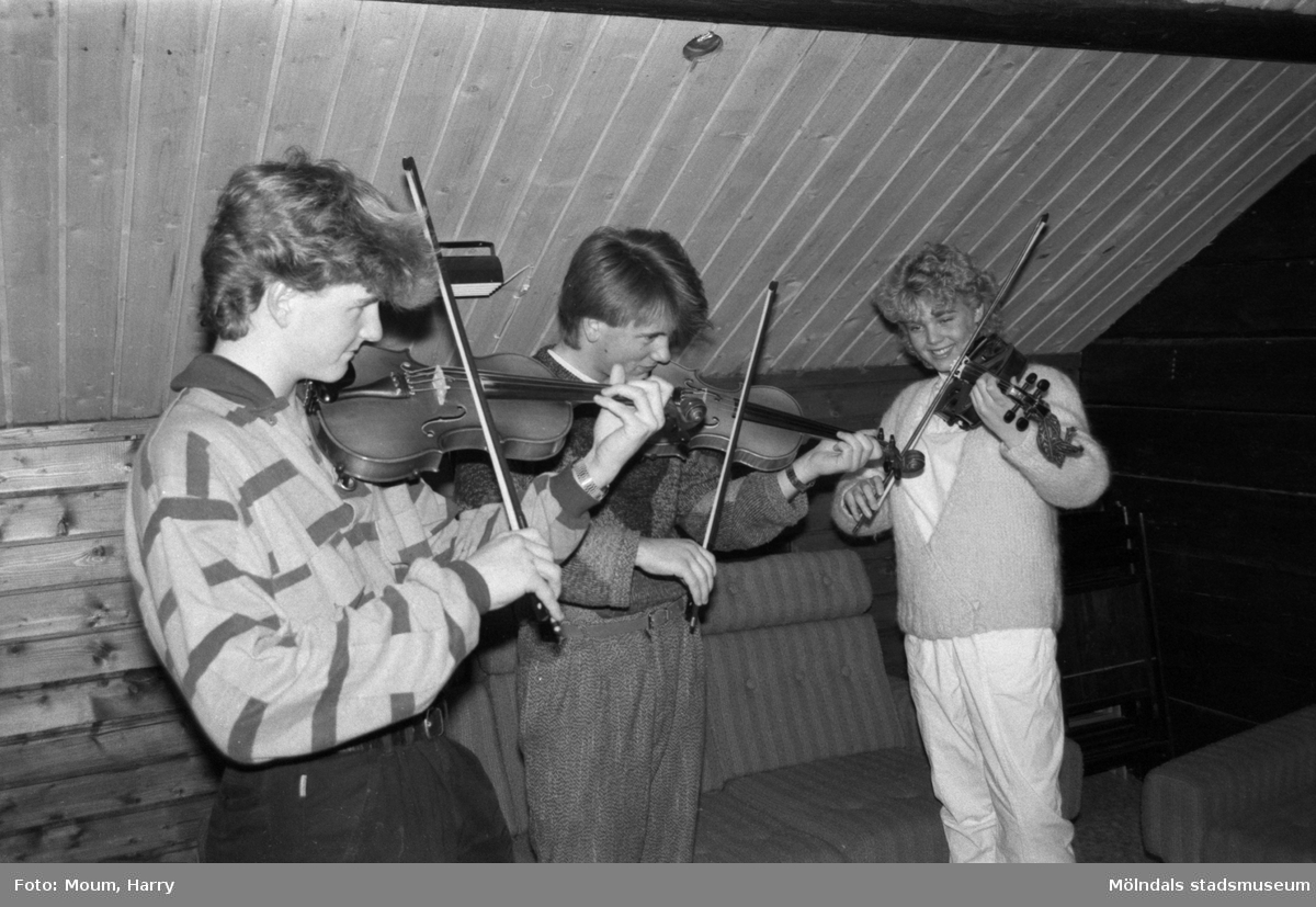 Ungdomar spelar violin i ABF-stugan i Lindome, år 1985. "Ungdomarna Peter Sandin, Jonas Persson och Sofia Johansson tycker det är kul i ABF-stugan under måndagskvällarna."

För mer information om bilden se under tilläggsinformation.