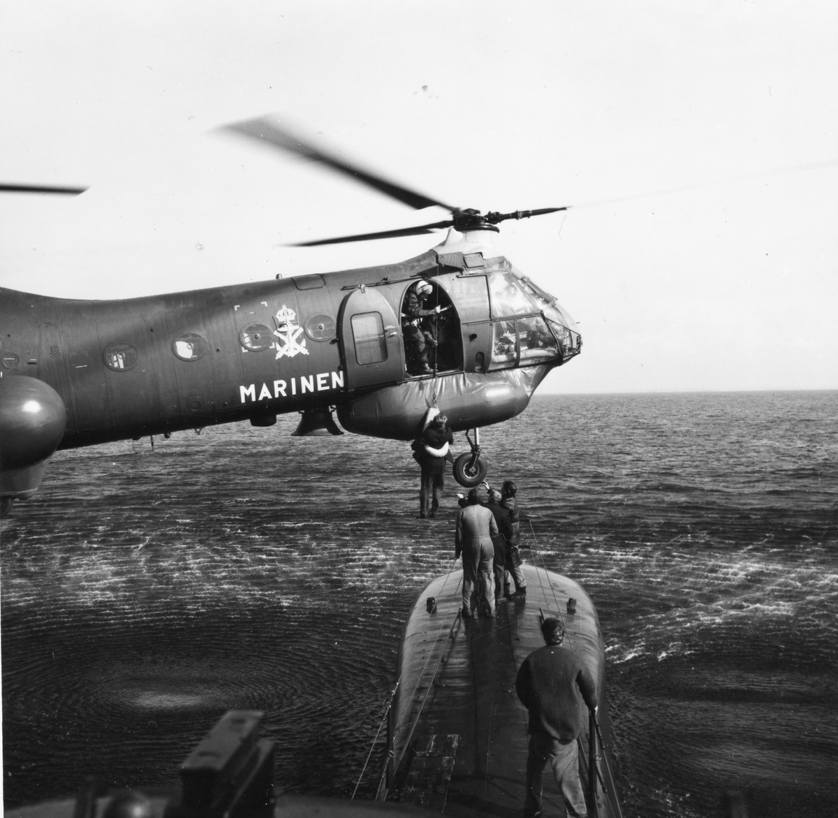 Helikopter vid U-båten Makrillen.