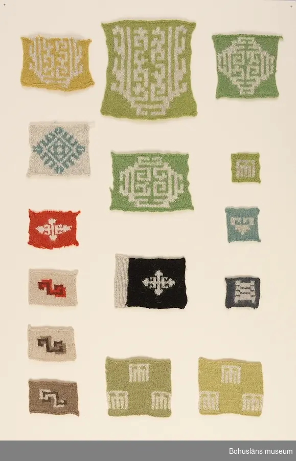 15 st stickade mönster komponerade av Emma Jacobsson. Mönsterproverna stickades upp som en del av designprocessen för att sedan bedömas om mönstret skulle tillverkas eller ej. En del av de bevarade mönsterproverna är därför kända medan andra inte är det.