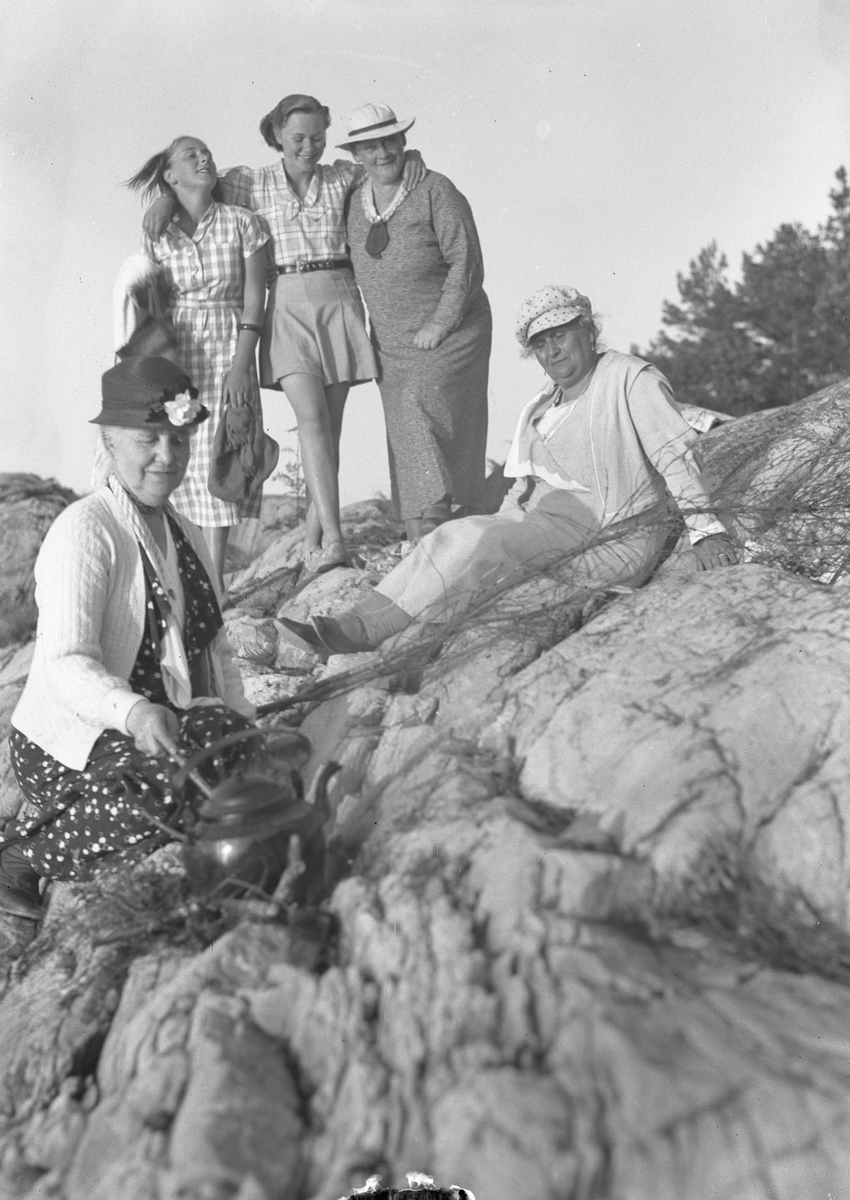 Fem kvinner på tur med kaffekjele August 1936
