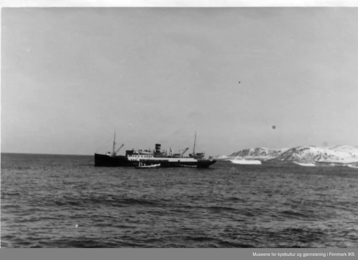 To prammer ekspederer ei hurtigrute, fotografert mot Kjølnes, 1948