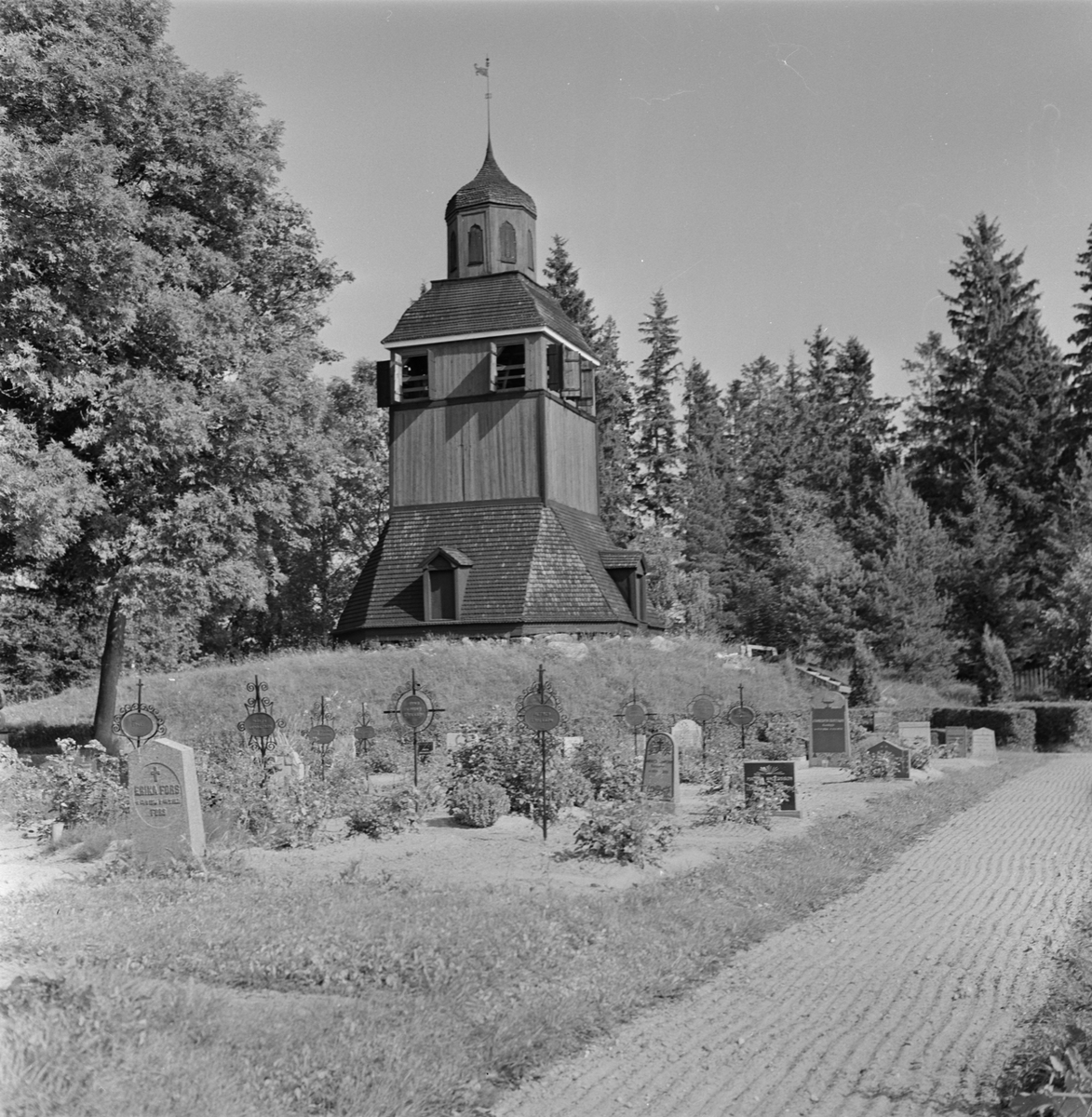 Klockstapel och kyrkogård vid Hökhuvuds kyrka, Hökhuvuds socken, Uppland