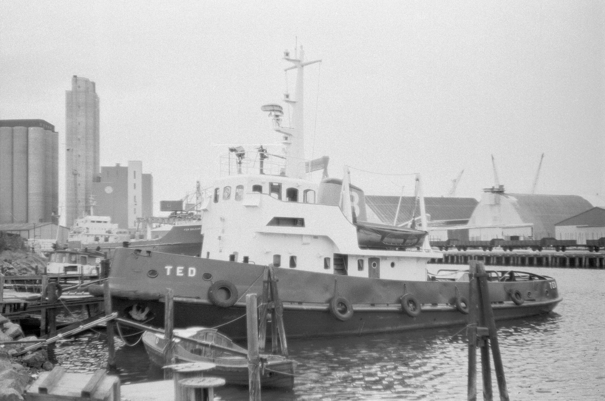 Fartyg: TED                           Bredd över allt 7,67 meterLängd över allt 24,57 meterByggår: 1961Varv: AB Åsiverken,ÅmålÖvrigt: Maskin: MaK-Diesel 8ZU 421 8cy dieselmotor på 1.625 Ihk / 1.300 Ehk (955 kW) m SäfflepropellerLevererades den 9 dec 1961 till Ångbåts AB Bohusländska Kusten, Uddevalla som TED. Köptes den 27 maj 1969 av Uddevalla Stad, Uddevalla, övertogs den 1 nov 1971 av AB Bohustug Ltd, Uddevalla, den 7 okt 1981 av Ångbåts AB Bohusländska Kusten, Uddevalla, värderad till 1.750.000 kr, i aug 1983 till Uddevalla Bogser AB, Uddevalla, den 22 mars 1990 till Uddevalla Hamn AB, Uddevalla och 1993 till Uddevalla Hamnterminal AB, Uddevalla för 500.000 kr. Köptes den 1 jan 1997 av Röda Bolaget AB, Göteborg som inte behövde henne utan sålde vidare den 5 jan till Merirakennus OY, Helsingfors för 1,9 Mkr som döpte om till RETU. Återköptes till Sverige i nov 1998 av Maskin & Haverikonsult KA AB /Avelins/, Stockholm för 2,6 Mkr. Återfick också namnet TED.Såld/överlåten till Marin & Hamnservice KA AB 18/8 2006.Text: Bengt Westin