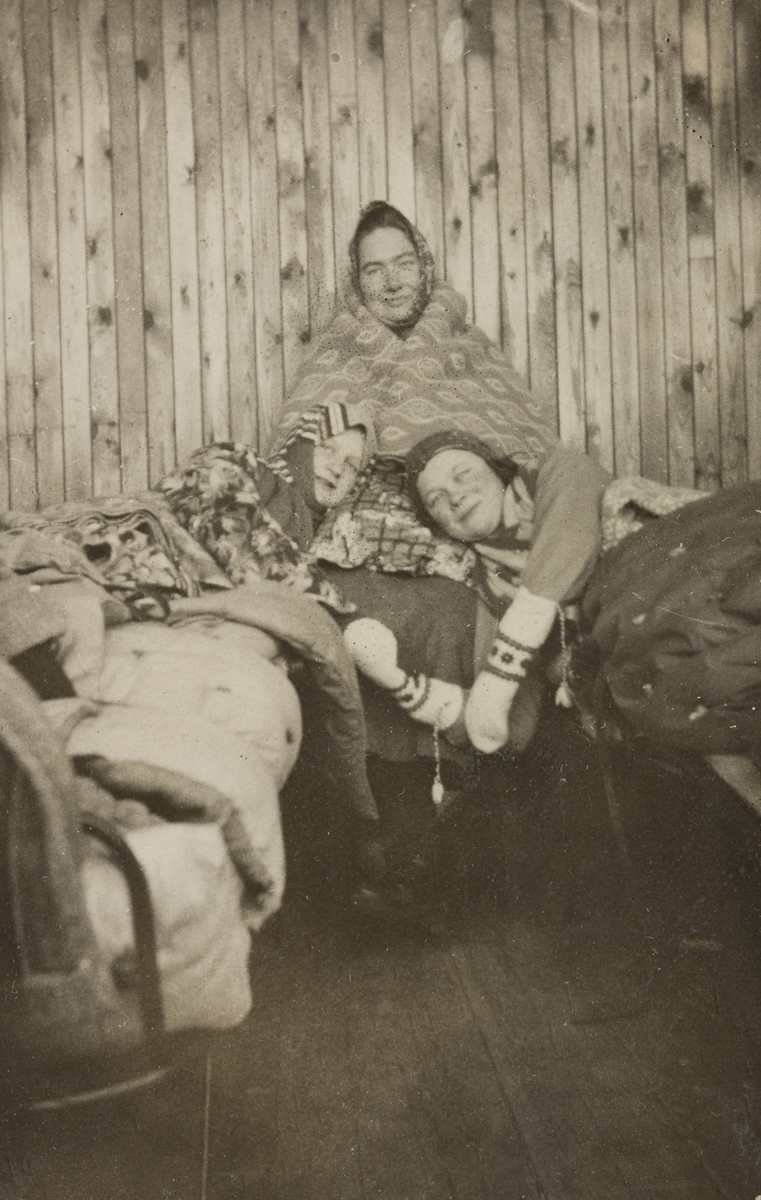 Tre godt påkledte kvinner, trolig fotografert i "kurhallen" på Vensmoen tuberkulosesanatorium.