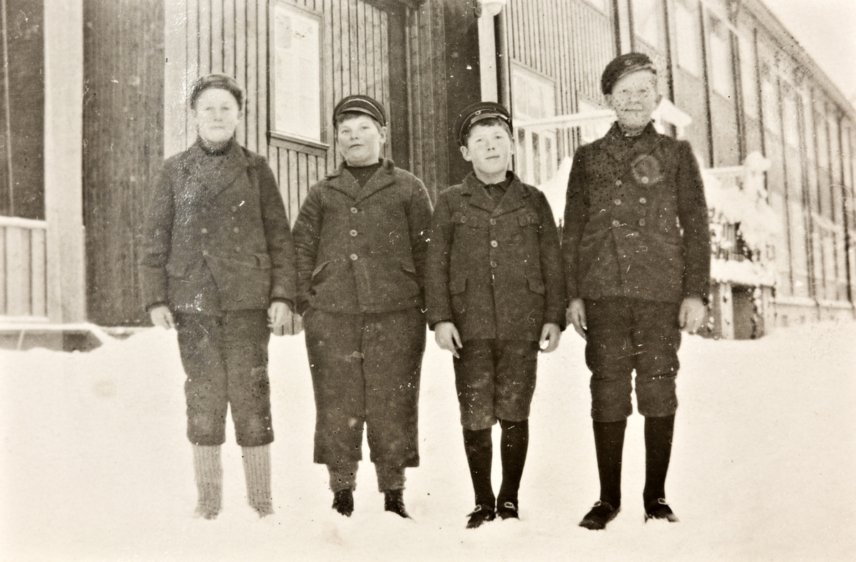 Fire unggutter, fotografert vinterstid utenfor Vensmoen tuberkulosesanatorium.