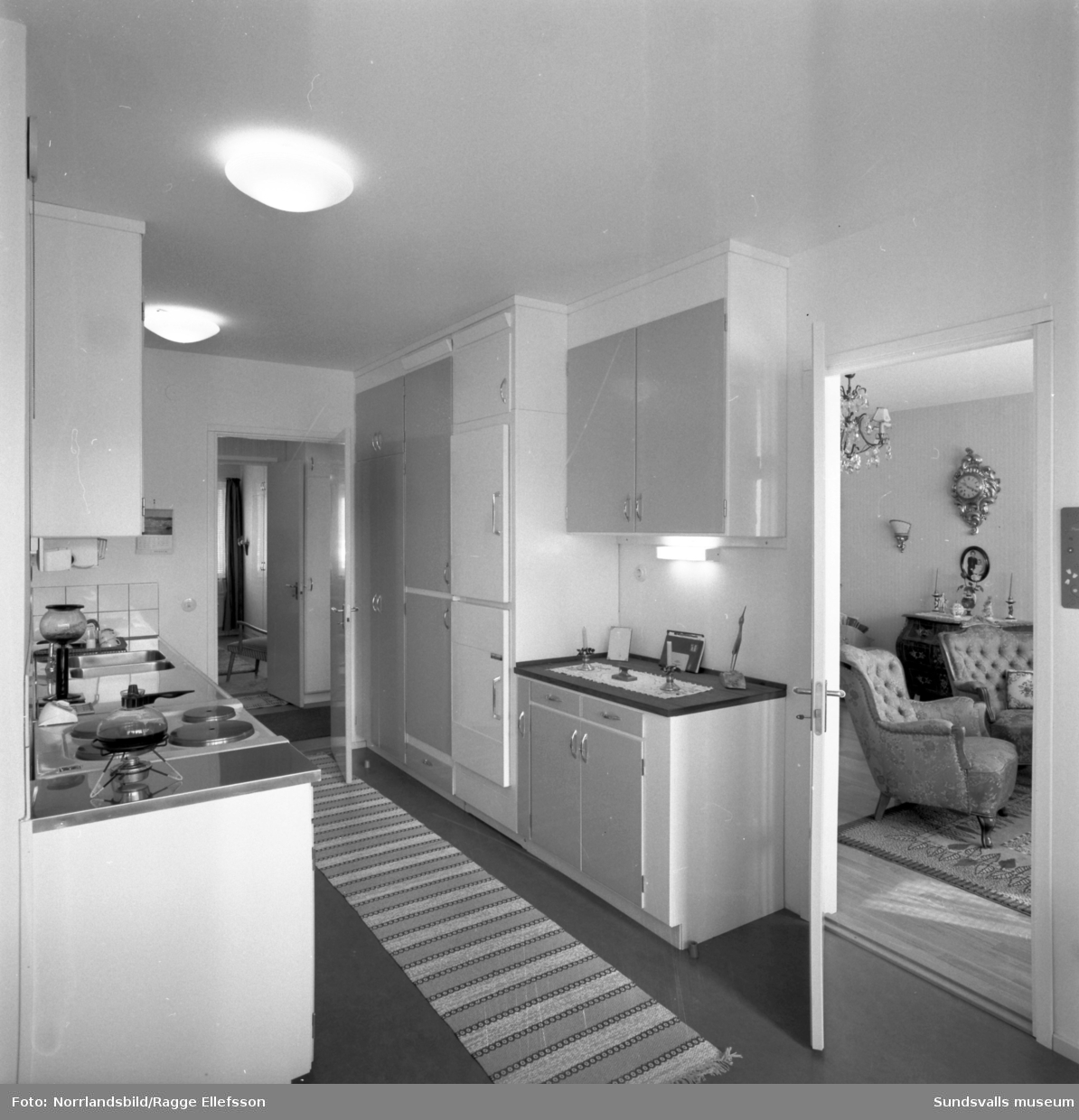 Interiörbilder från en lägenhet i Bosvedjan, kök och vardagsrum.