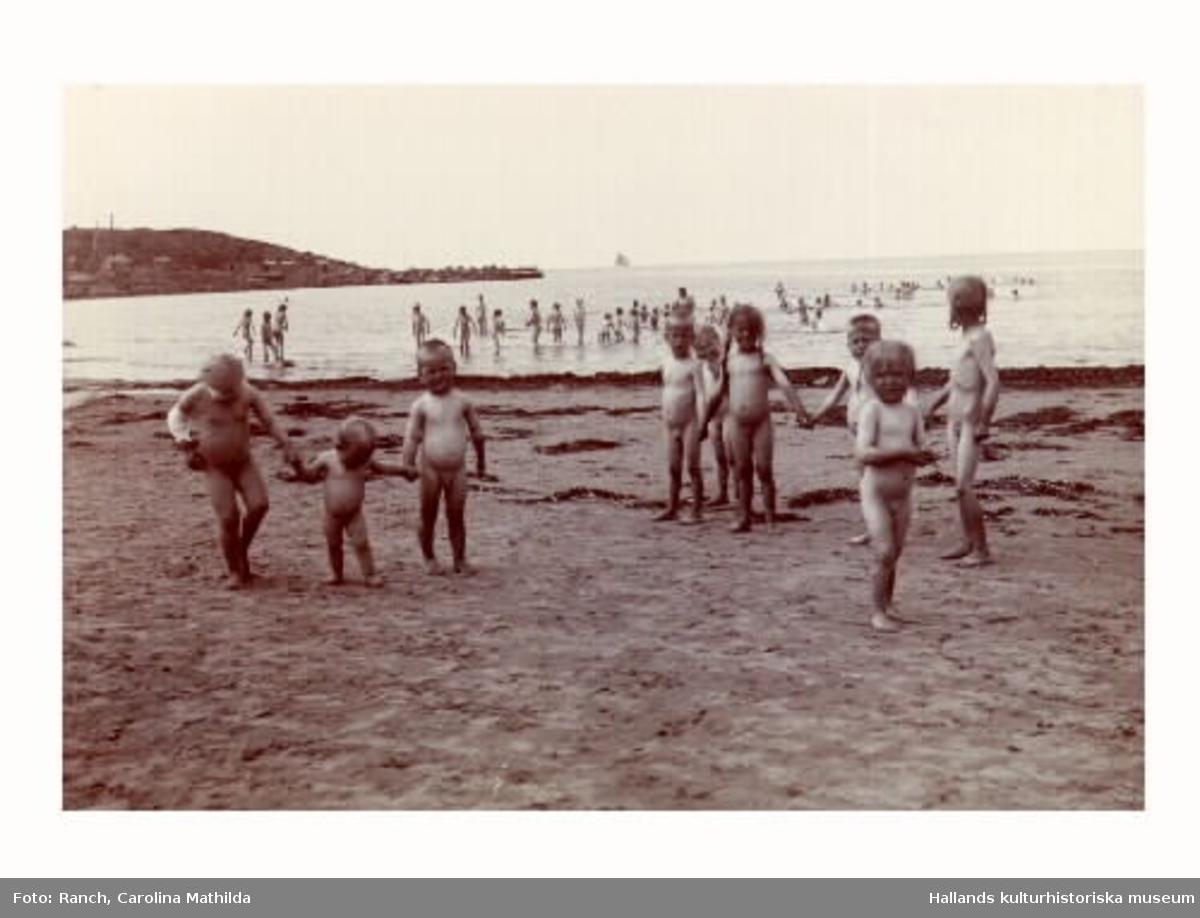 Sanatorium. TBC sjuka barn vid lilla Apelvikens strand. Den lilla flickan som går emellan barnen till vänster heter Anna Nilsson.